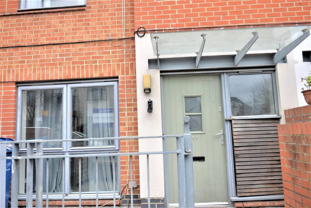 London 4 Bedroom House Экстерьер фото