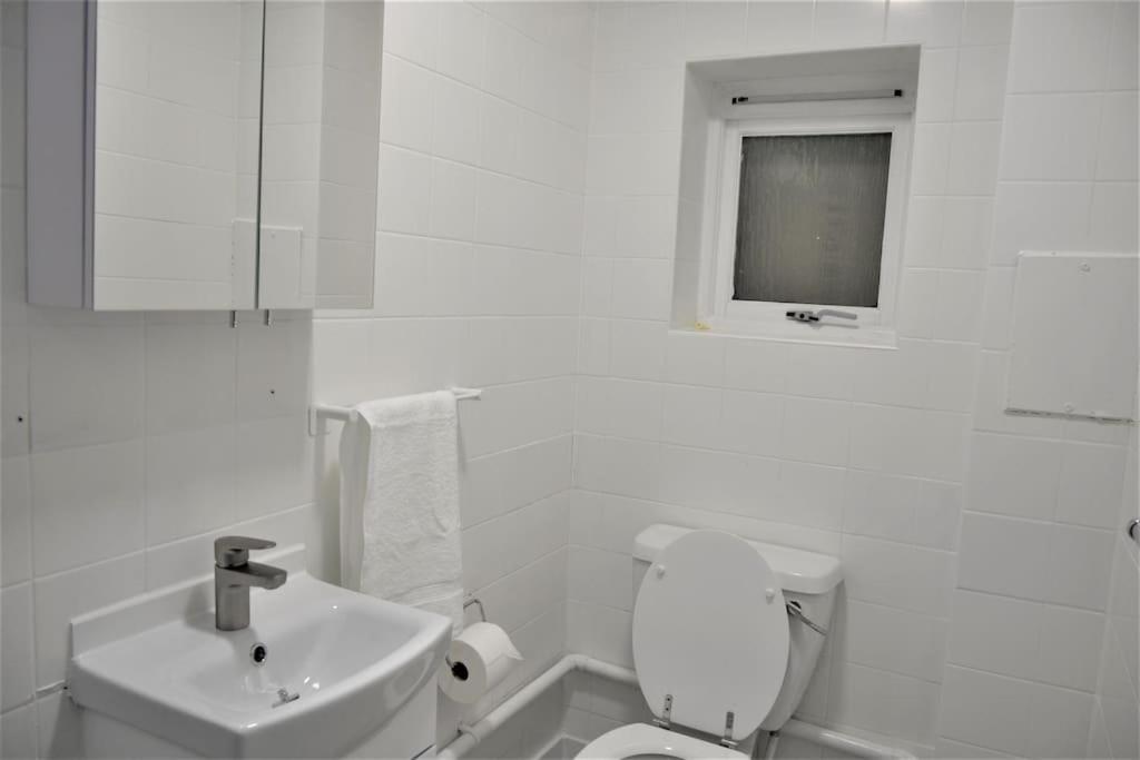 London 4 Bedroom House Экстерьер фото