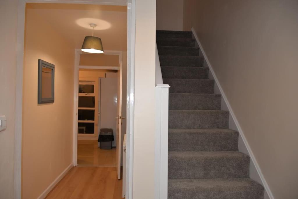 London 4 Bedroom House Экстерьер фото