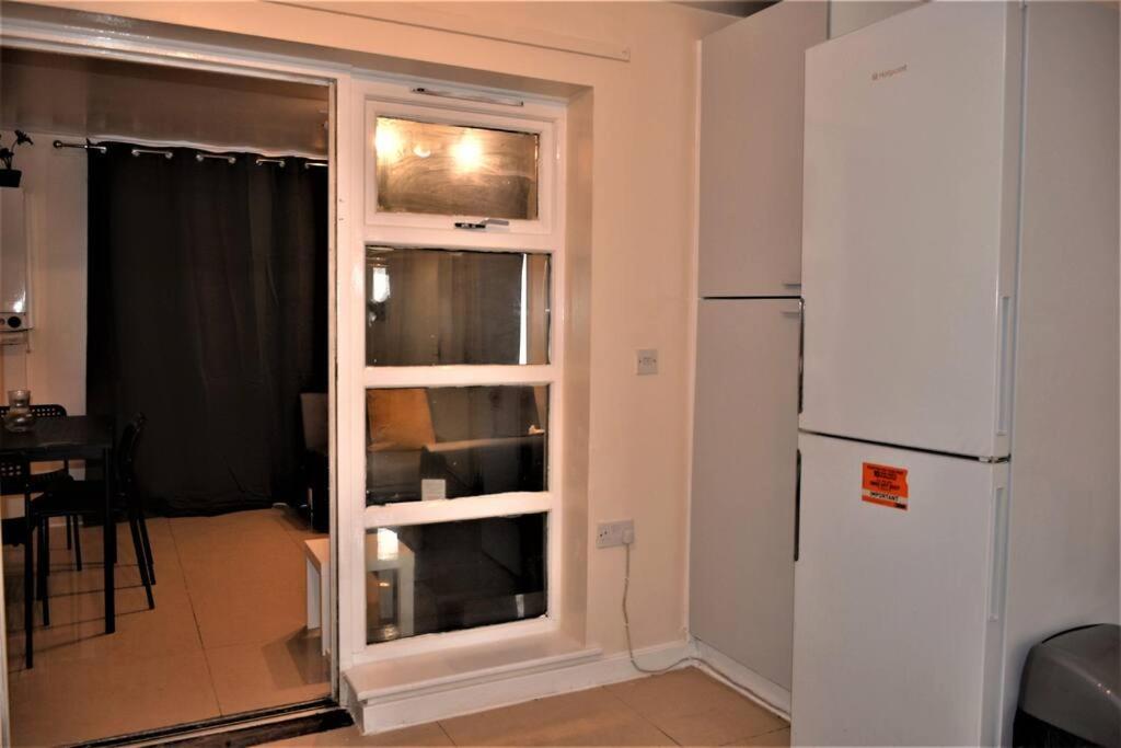 London 4 Bedroom House Экстерьер фото