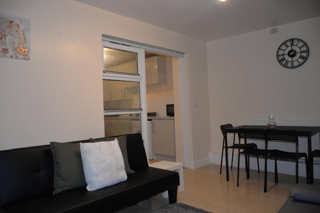 London 4 Bedroom House Экстерьер фото