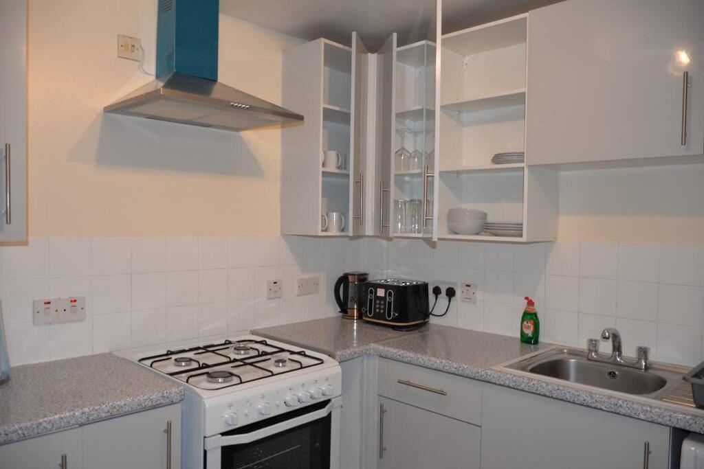 London 4 Bedroom House Экстерьер фото