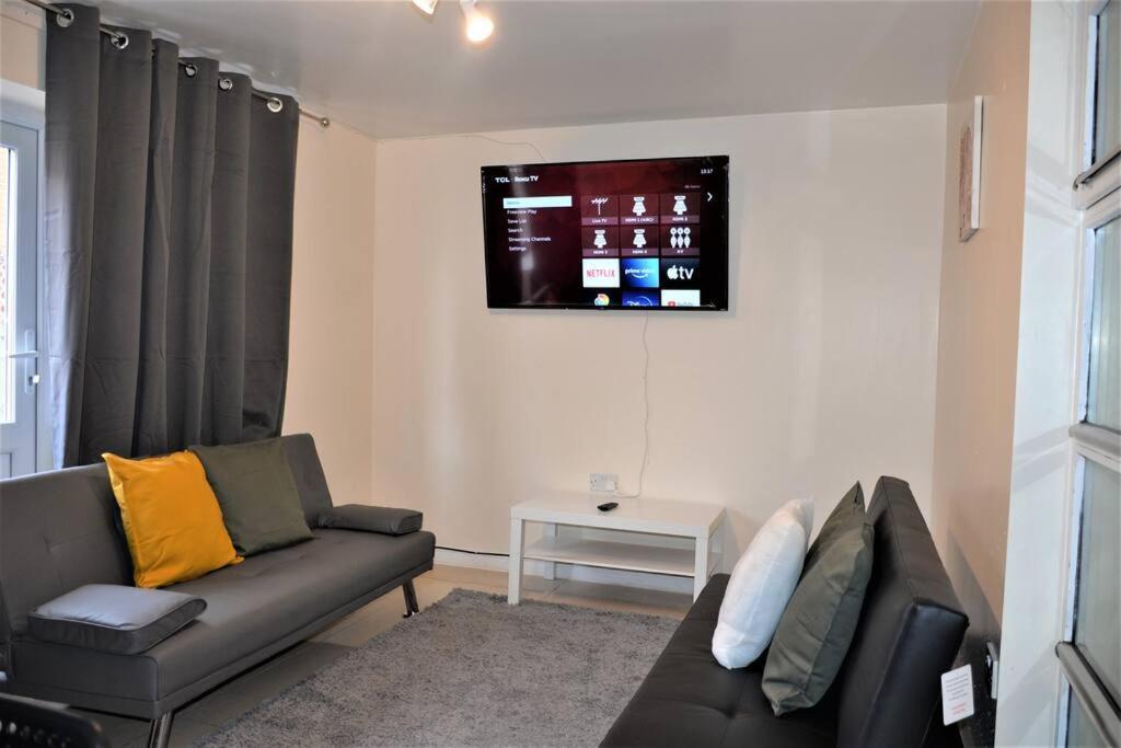 London 4 Bedroom House Экстерьер фото