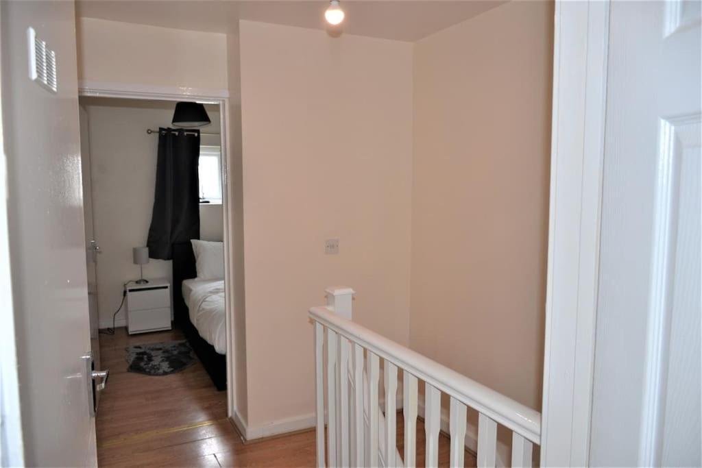 London 4 Bedroom House Экстерьер фото