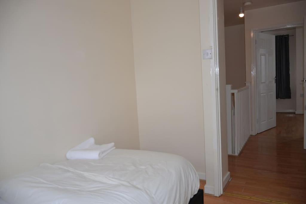 London 4 Bedroom House Экстерьер фото