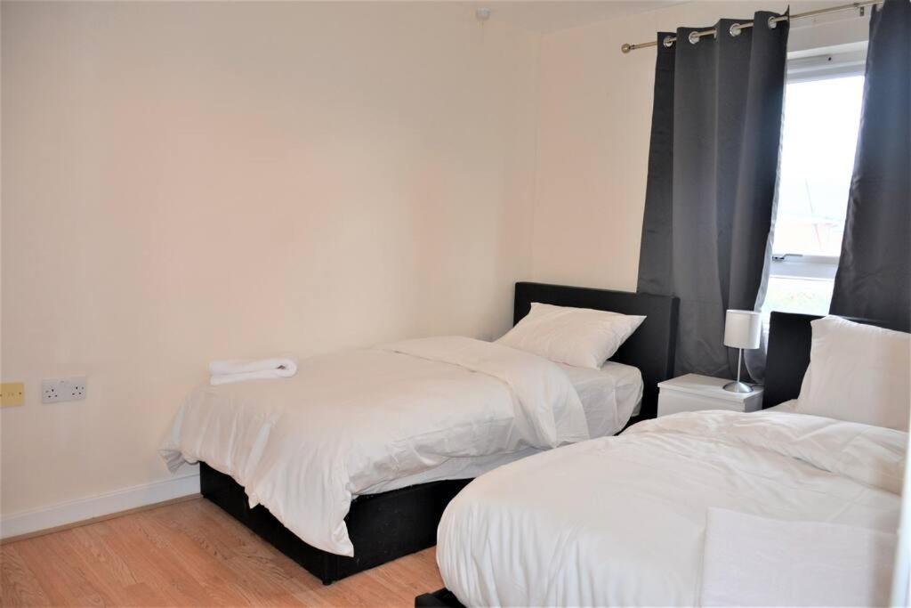London 4 Bedroom House Экстерьер фото