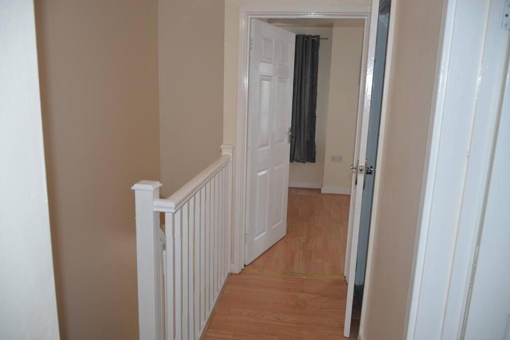 London 4 Bedroom House Экстерьер фото