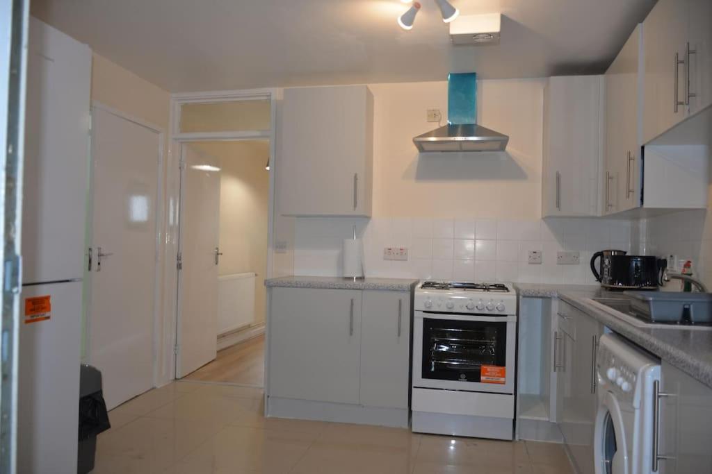 London 4 Bedroom House Экстерьер фото