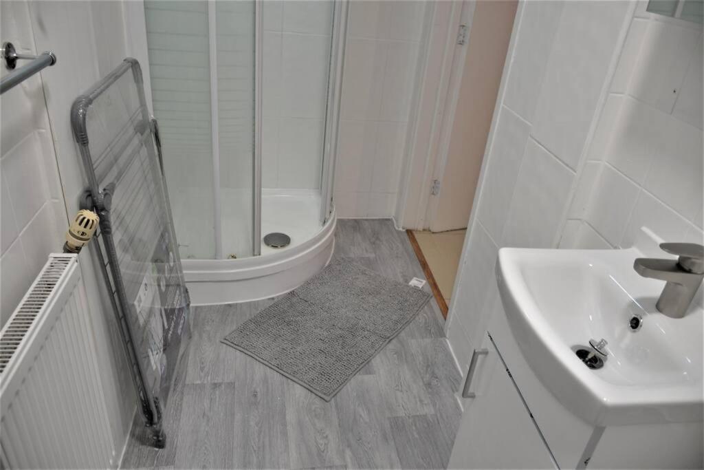 London 4 Bedroom House Экстерьер фото