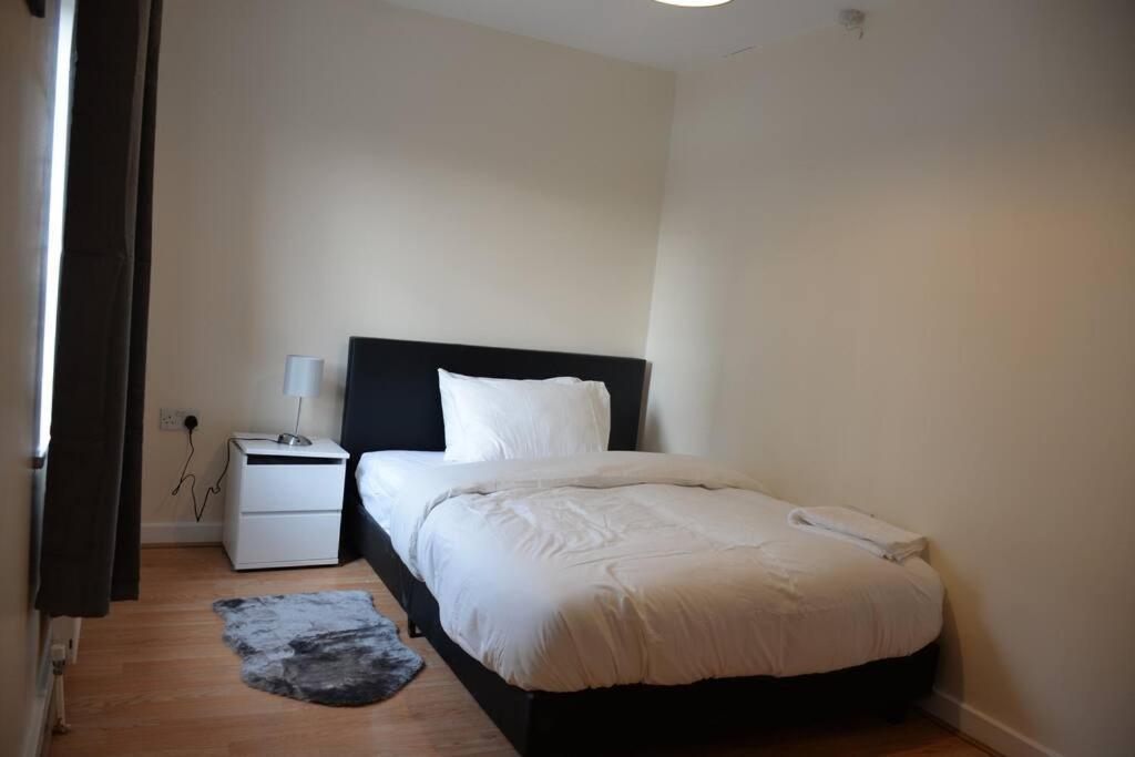 London 4 Bedroom House Экстерьер фото