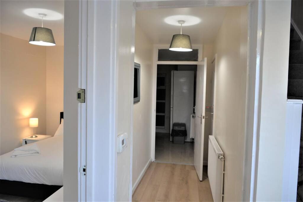 London 4 Bedroom House Экстерьер фото