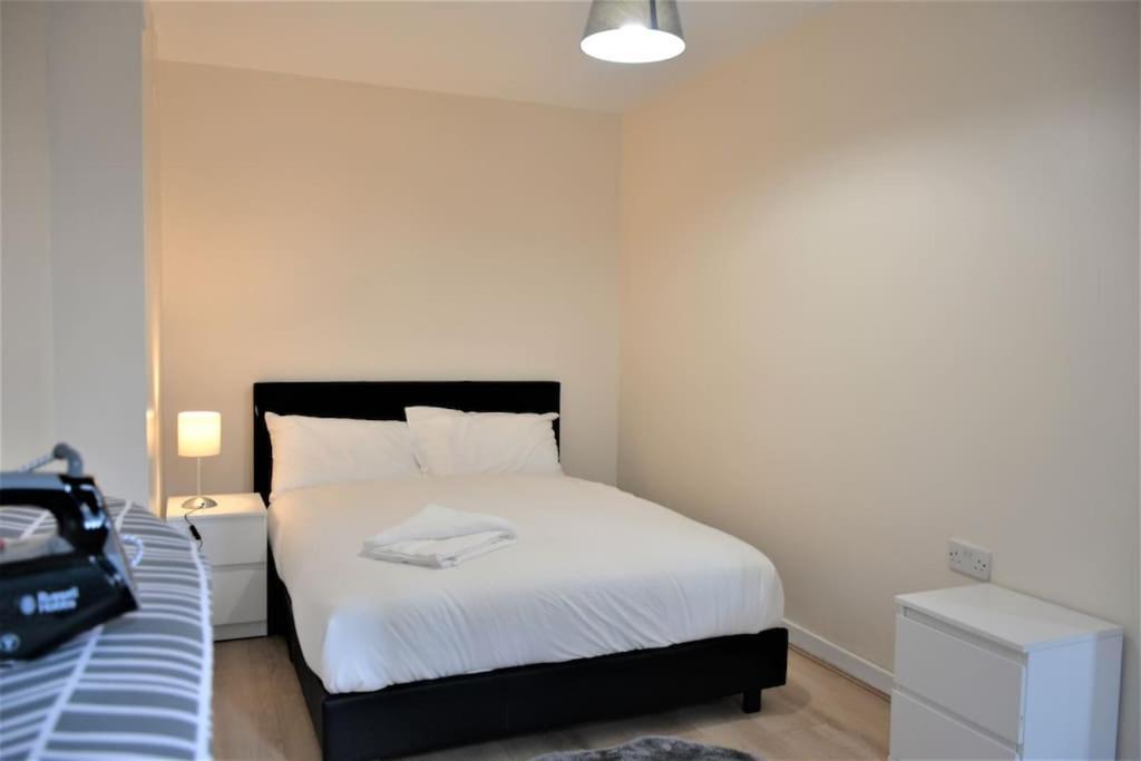 London 4 Bedroom House Экстерьер фото