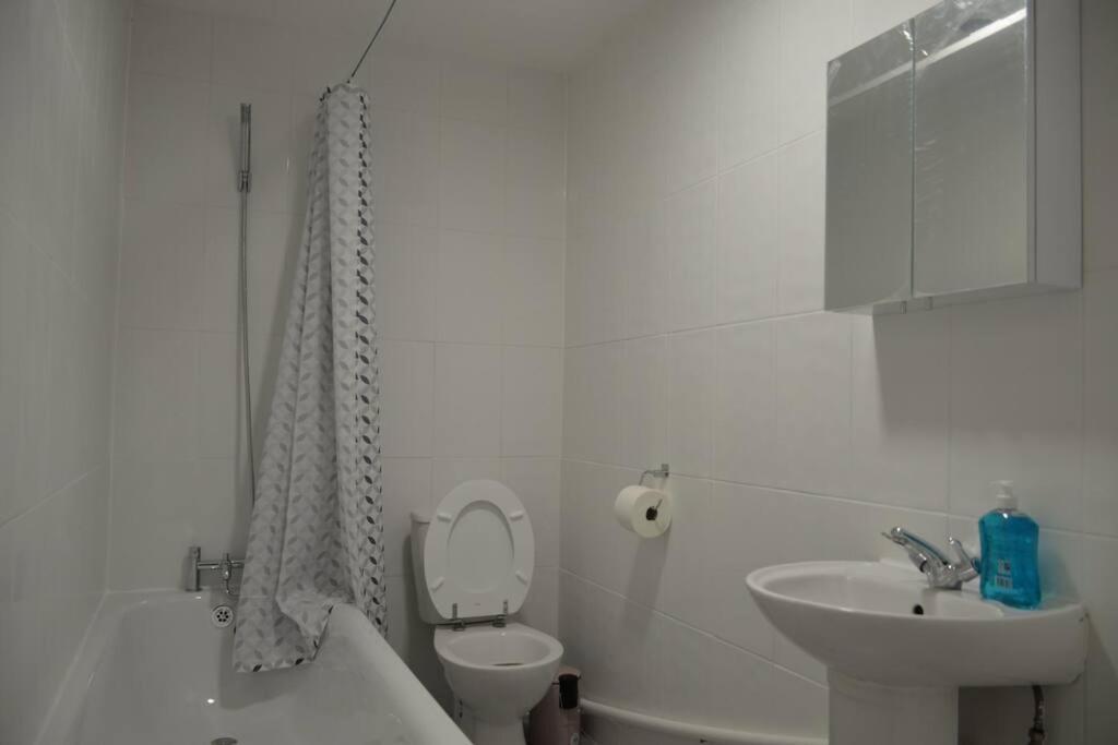 London 4 Bedroom House Экстерьер фото