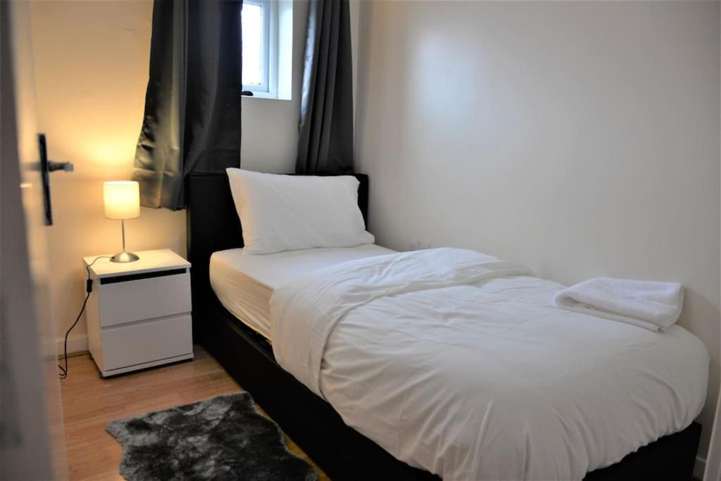 London 4 Bedroom House Экстерьер фото